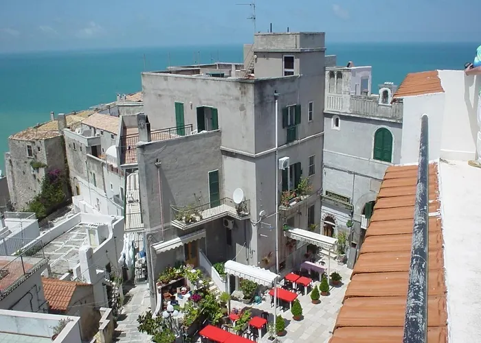 Al Castello بيسْكيتْشّي