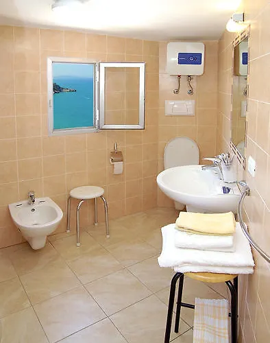 Al Castello بيسْكيتْشّي